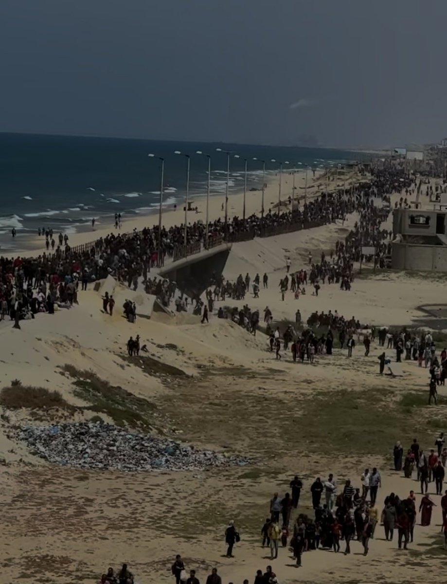 وكأنه مشهد مصغر من يوم العودة الكبير إلى الديار ..

مشهد مهيب وعظيم جداً لشعب يرفض الانكسار والإستسلام، مهما طال الزمن سنعود .