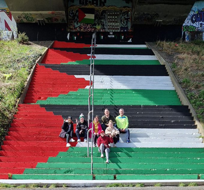 İrlanda'nın Derry kentinde aktivistler Foyle Köprüsü'nün altındaki merdivenleri Filistin halkına destek amacıyla Filistin bayrağının renklerine boyadı.