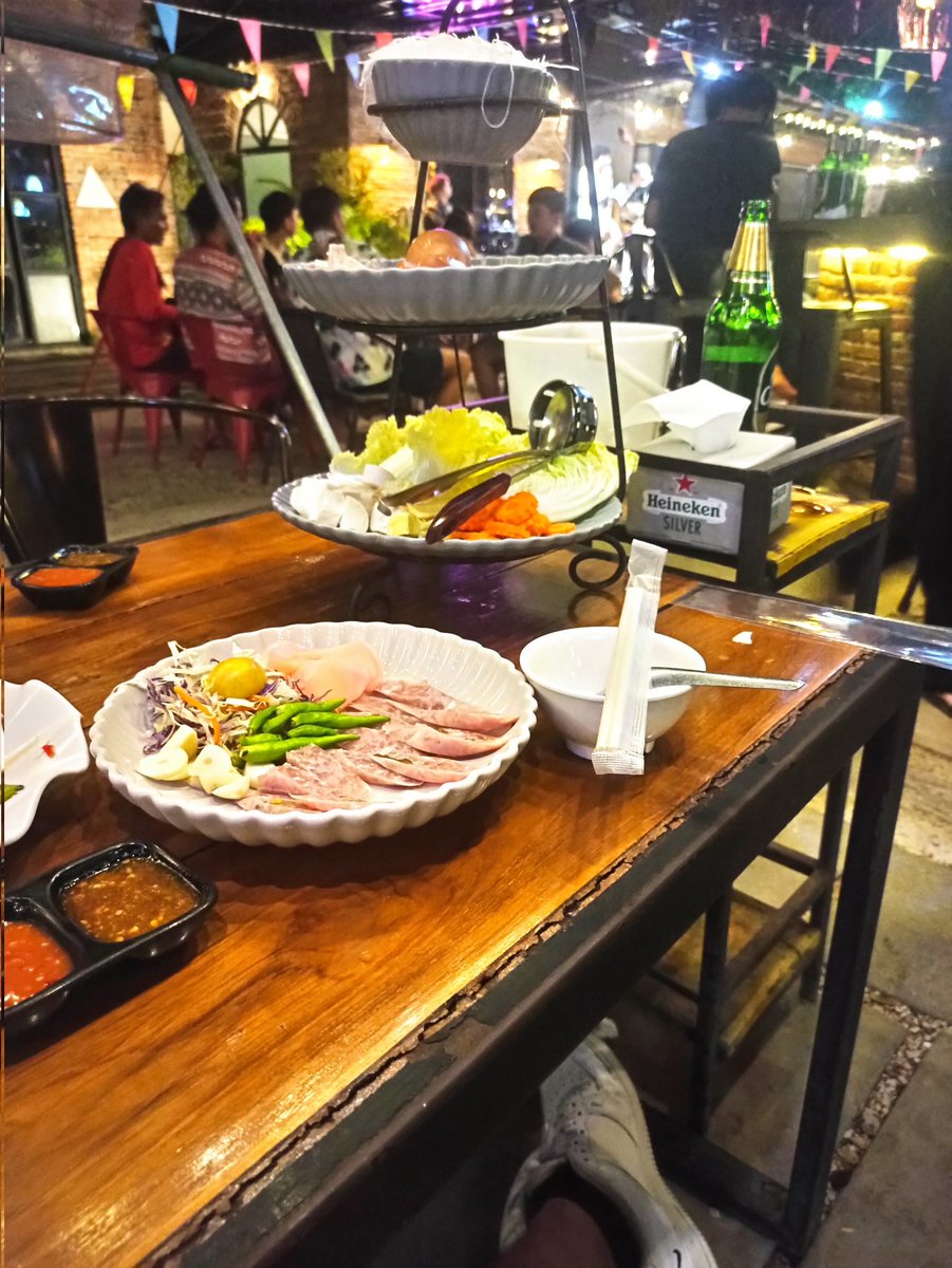 ManNarongkorn's tweet photo. ฉันหิว🍜🍚
#GoodBar 
#ลําปาง 
#ลําปางนัดเย็ด https://t.co/Jl5FPzHxYU