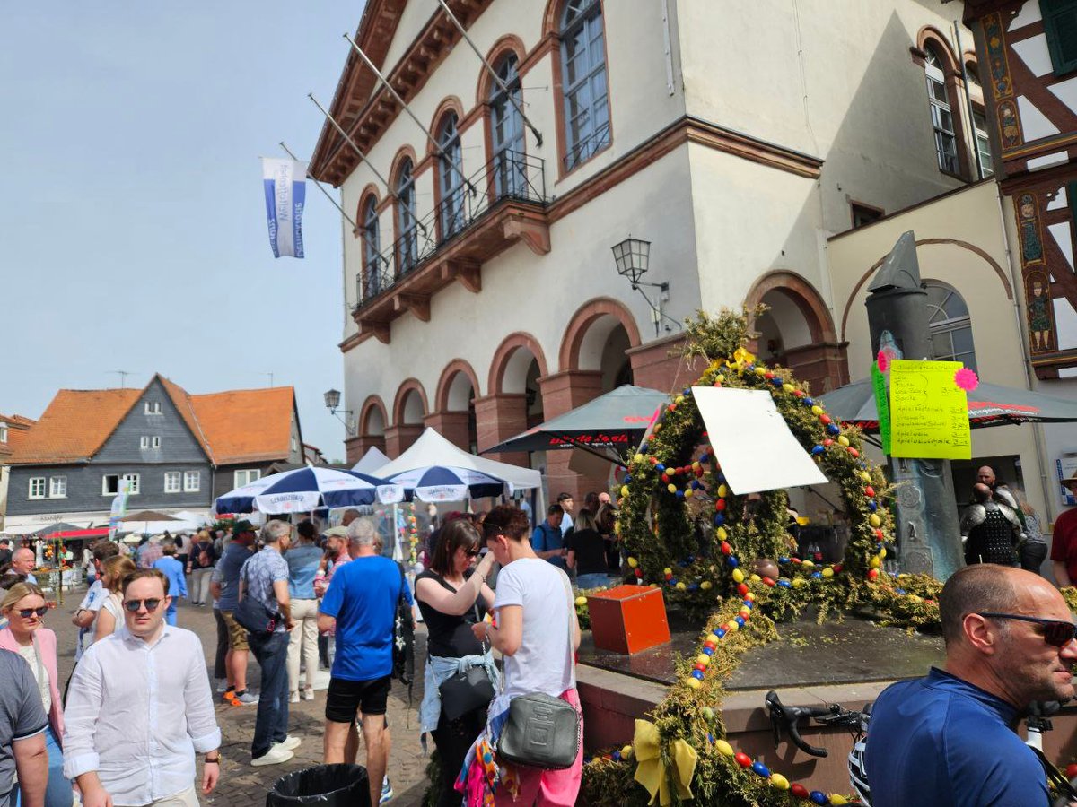 Frühlingsfest im Städtchen. Super Wetter, sehr viele Menschen dort. So, jetzt meine Frage an Euch: Was fällt Euch auf, wenn Ihr diese Bilder seht?🤔👇