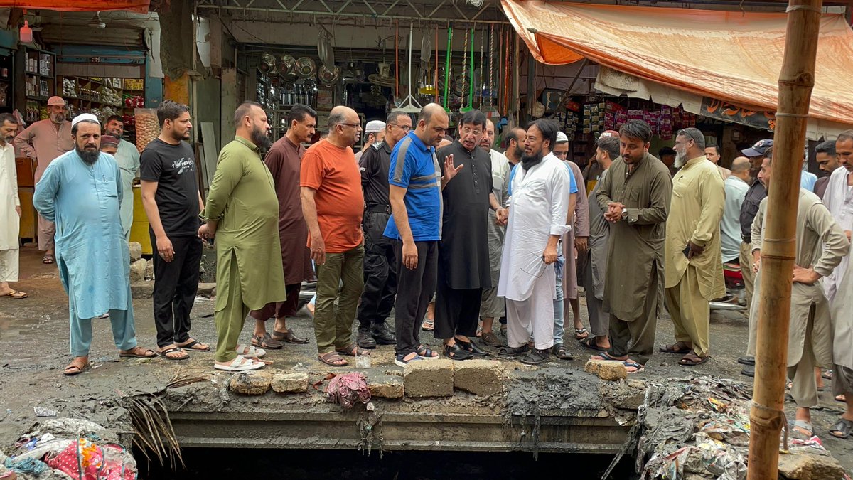 SyedAminulHaque's tweet photo. میں اور اپوزیشن لیڈر سندھ اسمبلی علی خورشیدی ،قصبہ علیگڑھ ٹاؤن آرگنائزر و اراکین ٹاؤن کمیٹی ایم پی اے اعجاز الحق، ایم پی اے نصیر احمد کے ہمراہ بارش سے متاثرہ علاقوں کا دوره کیا، پانی کی نکاسی آب کے حوالے سے انتظامات کا جائزہ لیا اور عوام سے ملاقات کی۔ https://t.co/N8fiv6NbL3