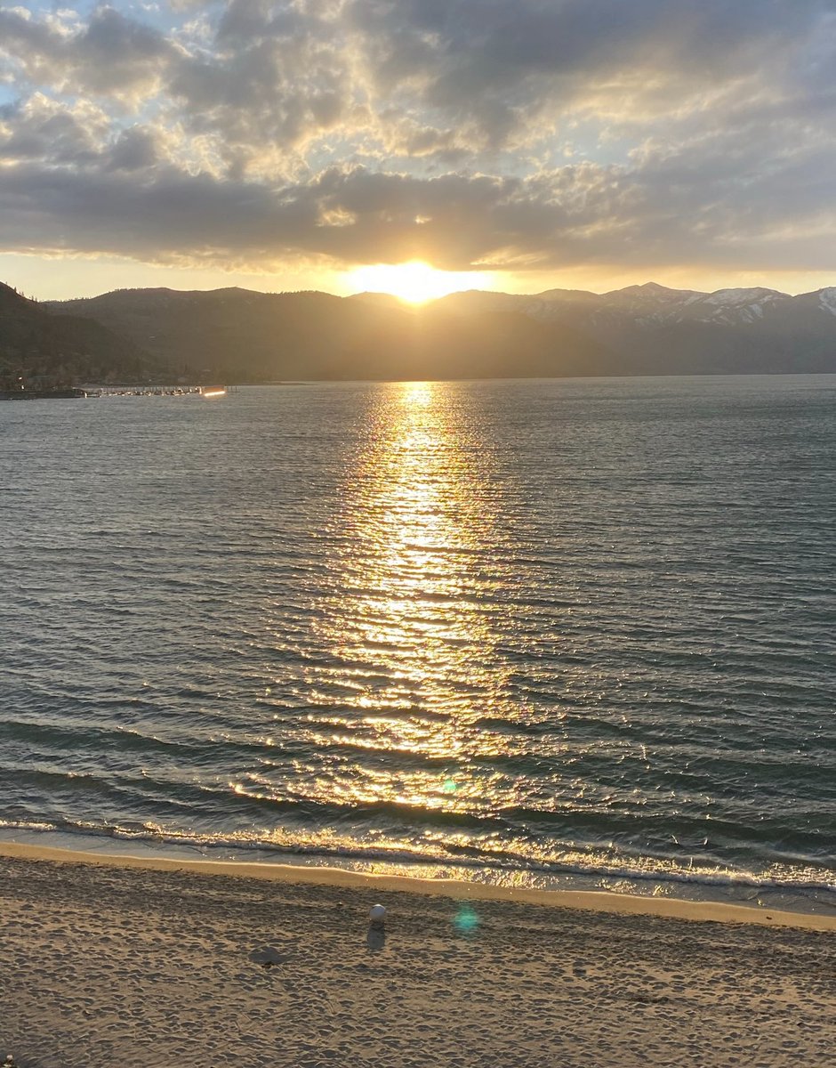 cherrydude's tweet photo. #Top4Theme is #Top4Lakes. A last-minute share
@obligatraveler @intheolivegrov1
@OdetteDunn @pipeaway_travel
1. Crater Lake - so amazing!
2. Fishing at dog lake
3. Sunset at Lake Chelan
4. Folks kayaking at Rimrock Lake https://t.co/ns4JGlGxhq