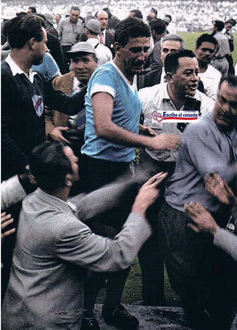 1950 - an overwhelmed Schubert Gambetta 🎂 leaves  Maracana's pitch after @Uruguay won the World Cup vs. hosts Brazil 🇧🇷 

[via: @raul_ruppel ]