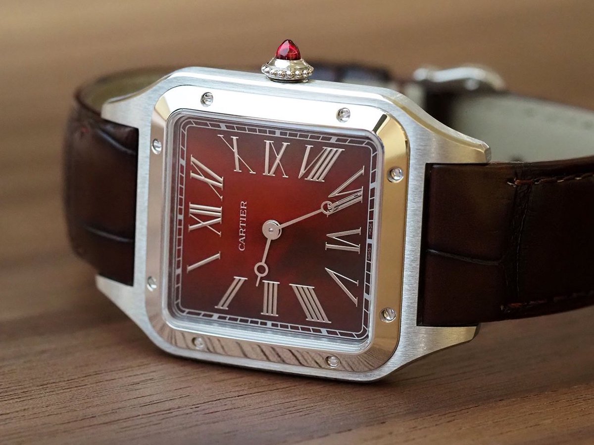 The lovely #Cartier #SantosDumont #Rewind displaying time in reverse. Read more about this unconventional timepiece in platinum with a carnelian dial at timeandwatches.com/2024/04/cartie…
#WatchesAndWonders2024 
#watchesandwonders #cartierwatch #cartiersantos