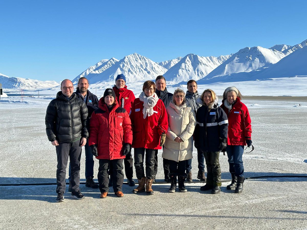 Gelandet auf Spitzbergen! In Ny Ålesund befindet sich die 🇩🇪-🇫🇷 AWIPEV-Forschungsstation. Hier erforscht ein internationales Team den #Klimawandel. BM @starkwatzinger informiert sich bis Mittwoch über die neuesten Erkenntnisse der Polarforschung. @awi_de