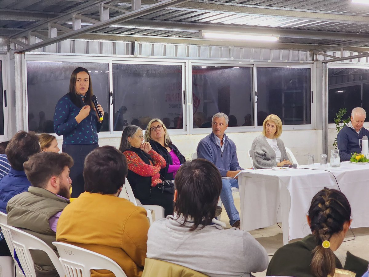 mariadelima_uy's tweet photo. ¡Qué importante es escuchar para ayudar con la mirada de los colonienses!

Comenzamos el ciclo de encuentros con vecinos de #ActivaColonia con familas rurales  que aportaron su visión. Gracias Subsecretario @nachobuffa y Directora @mfmaldonado_ del @MGAPUruguay por estar presente https://t.co/DQxuej5L8s