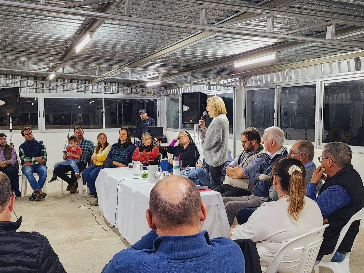 mariadelima_uy's tweet photo. ¡Qué importante es escuchar para ayudar con la mirada de los colonienses!

Comenzamos el ciclo de encuentros con vecinos de #ActivaColonia con familas rurales  que aportaron su visión. Gracias Subsecretario @nachobuffa y Directora @mfmaldonado_ del @MGAPUruguay por estar presente https://t.co/DQxuej5L8s
