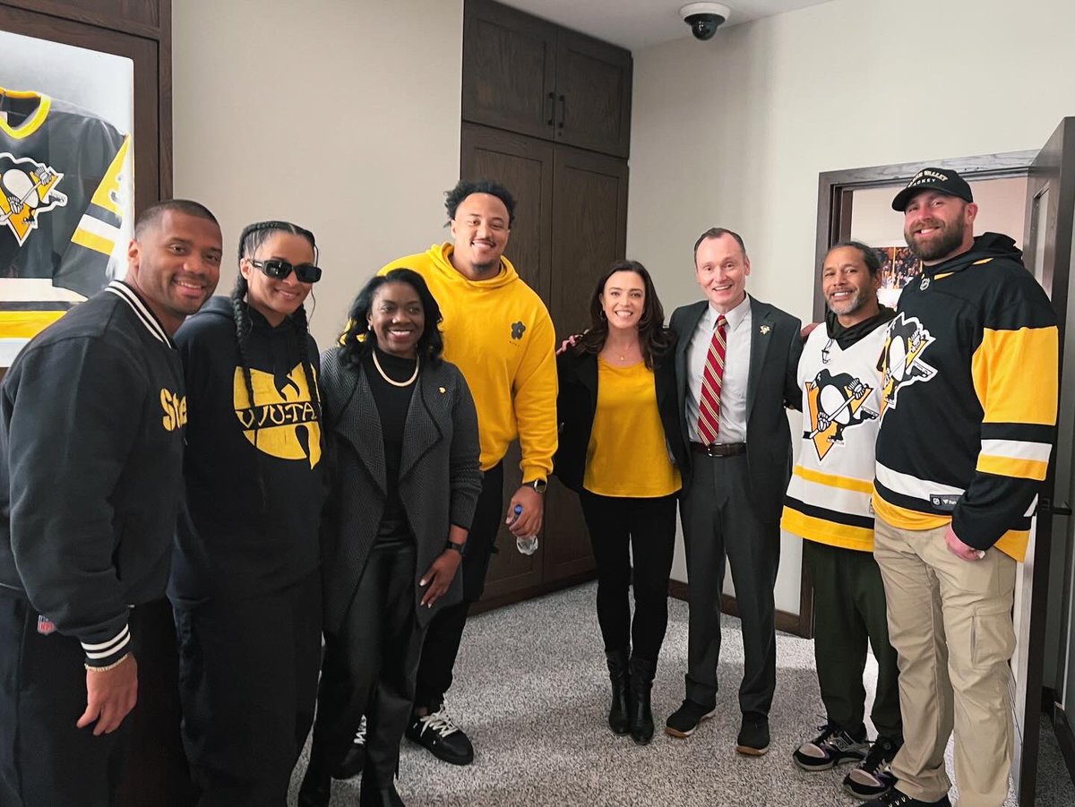 Such a treat to meet & welcome so many Pgh and @steelers legends to the rink last night. Tremendous humans, all around. 🖤🫶🏻💛 Welcome to the Steel City, @dangerusswilson & @ciara! Pumped to have you. Don’t they look great in black & gold?! 🤩 @tpolamalu @bkeisel99 @tmccantslewis