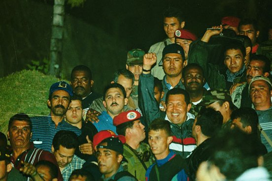 El comandante Chávez siempre invicto junto a su pueblo. Si ejemplo nos da aliento para seguir en unidad, lucha, batalla y victoria #FelizDomingo #Todo11TieneSu13