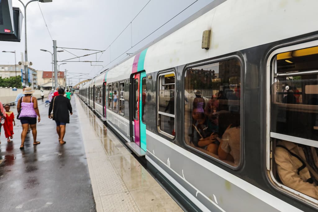 FranceNews24's tweet image. 🔴 INFO - #FaitsDivers : Un adolescent marocain de 18 ans a été arrêté avec une carabine calibre 22 dans le #RER B à #Villeparisis – Mitry-le-Neuf ce jeudi. L'arme, cachée sous sa #djellaba, n'était pas chargée. Après avoir été signalé par une passagère à la station