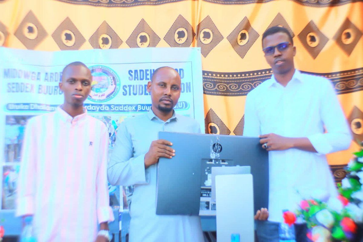 onesomalifdn's tweet photo. One Somali Foundation continues its partnership with Sadeh Burod Students Union in Mogadishu, Somalia providing much needed funding to enable the school to invest in IT equipment #school #somalia #education https://t.co/2Zy6ImR4o4
