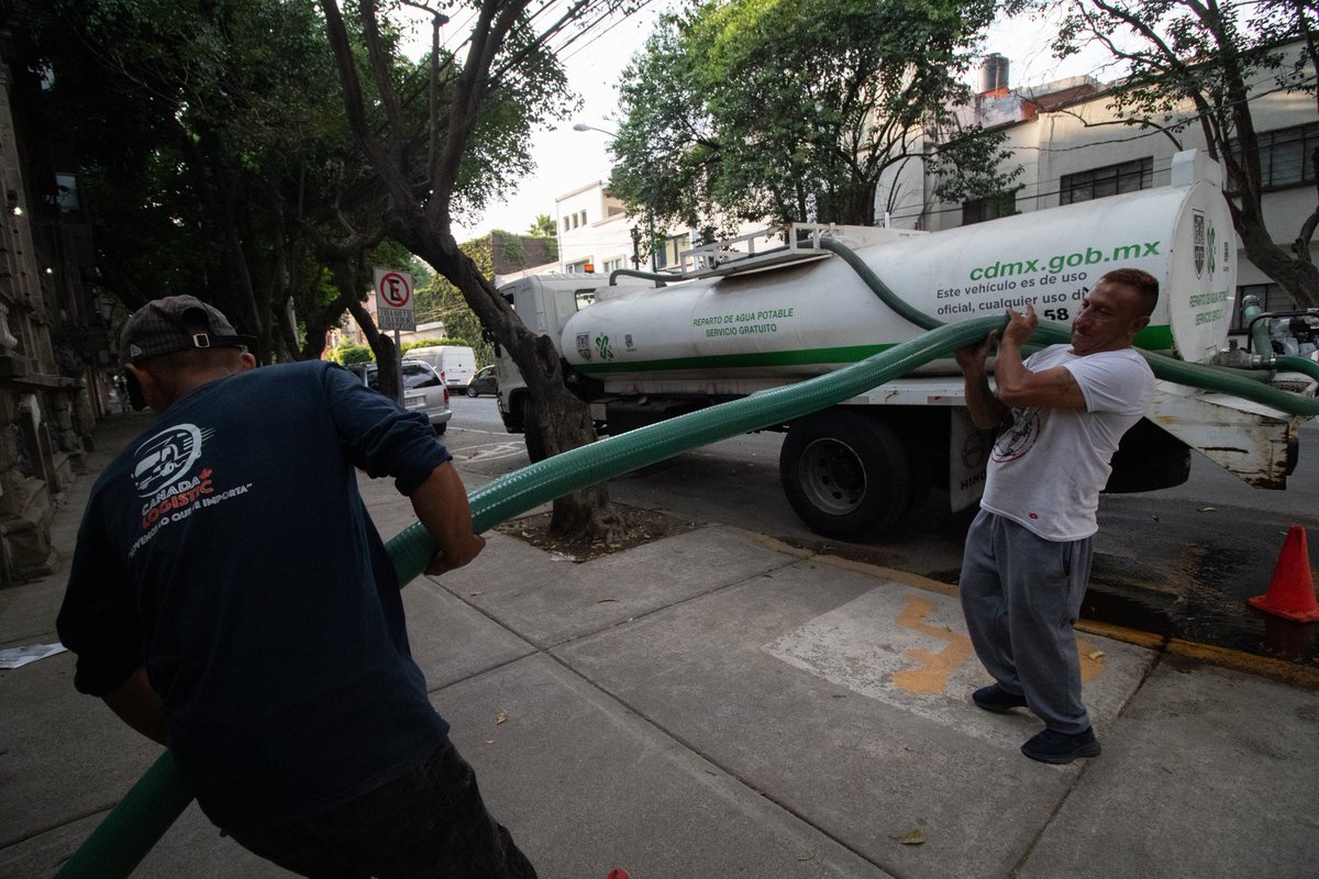 #ElGobiernoDeLaCiudadTrabajayAtiende | Ante la situación del agua en Benito Juárez, el @GobCDMX, ha atendido a 200 personas, se han lavado más de 100 cisternas y entregado más de 3 mil garrafones de 20 litros, además se instalaron 3 plantas potabilizadoras y purificadoras.