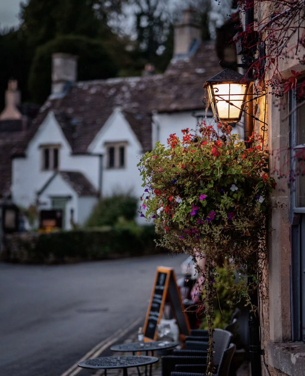 Good evening🌅
Castle Combe Village, Wiltshire, England, UK  
📸: Vitaliy Bobrovic 
#UnitedKingdom 🇬🇧 #london #visitthecotswolds #visitbritain #cotswolds #beautifuldestinations #Village #travelgram #vacation #Cottage #landscapephotography #Wiltshire #traveling #travelphotography