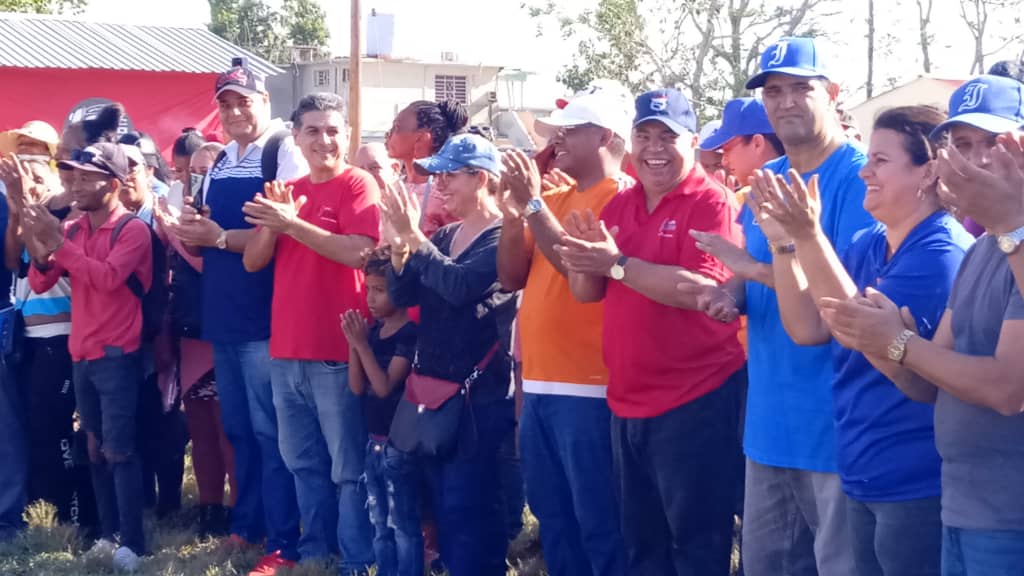 Aporte en la producción alimentos, se reconoce a fundadores y Combatientes, entrega d carnet @UJCHABANA1 y @PartidoPCC , todo eso 👉 sólo podía tener un cierre 👇 Raúl Torres q es la Patria misma. A #Cuba hay q quererla. @IzquierdoAlons1 @YanetHzP @EVilluendasC @torres_iribar