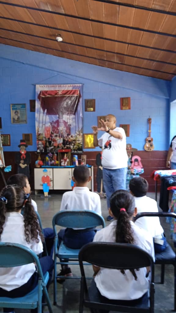 Parranda de San Pedro Guarenas inició talleres en la Escuela Básica Menca de Leoni, en el municipio Plaza; la información la dió a conocer Pablo Gliman, quién señaló que de esta manera comienzan a compartir sus saberes a niños y niñas de 4to y 5to grado @MirandaGob