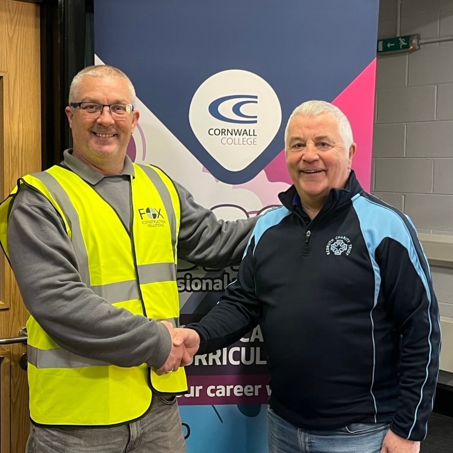 We have rehomed surplus tables and chairs from @cornwallcollege to six Redruth community groups thanks to an introduction by Fox Construction who are redeveloping one of the buildings. Grateful to Carl Clark, pictured with Chris Hailey.
#MakingADifferenceInRedruth