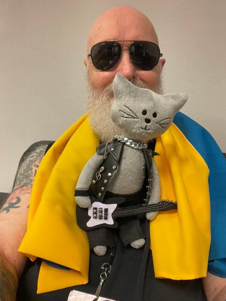 “We don't accept defeat, we never will retreat”

Rob Halford of <a href="/judaspriest/">Judas Priest</a>, everybody🇺🇦 
With a special gift from a Ukrainian fan💙💛