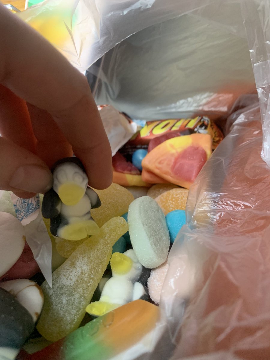 brosjejente's tweet image. Godteri er så useriøst