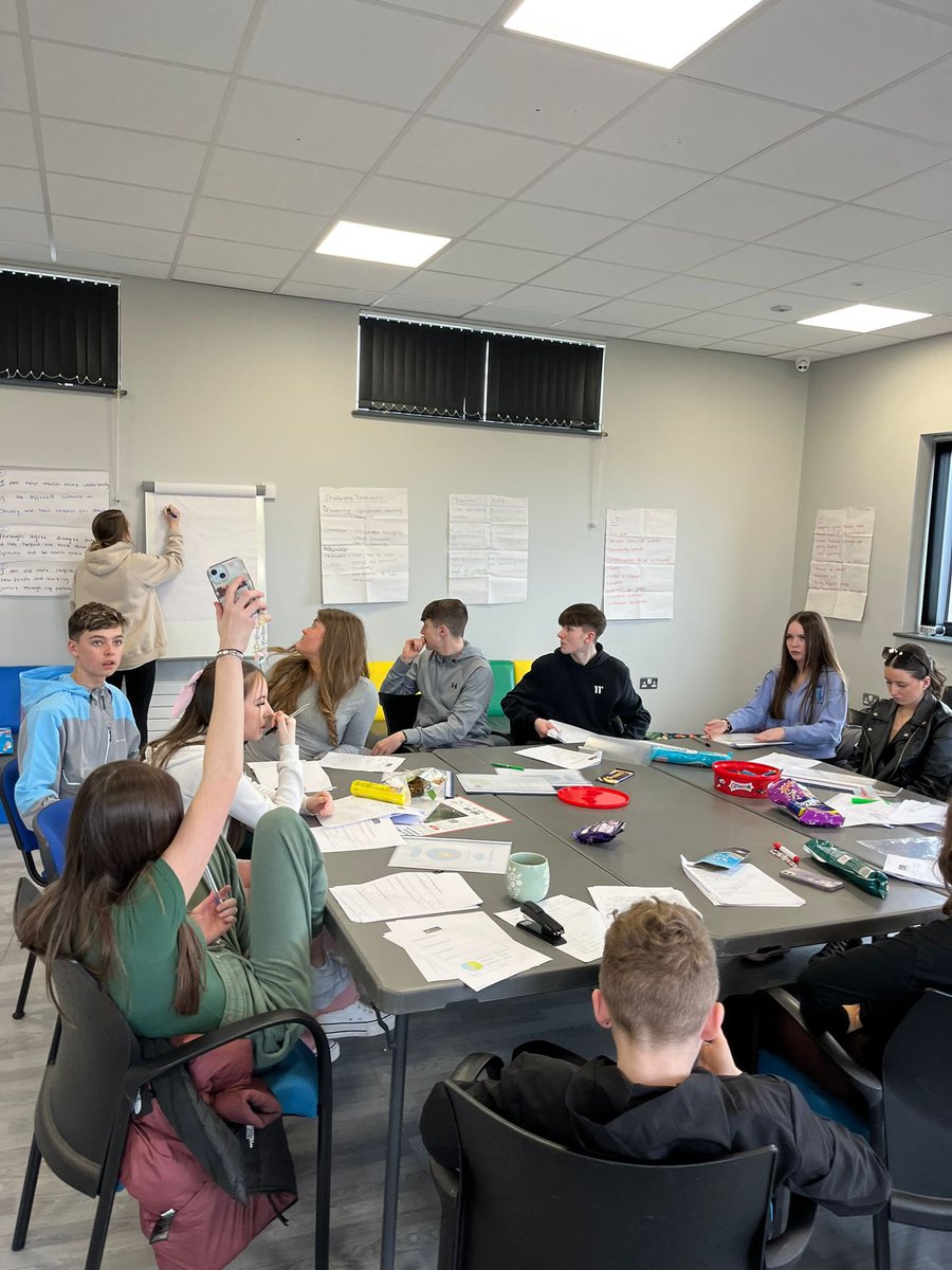 USDTYouthTeam's tweet photo. Our community volunteer peer leadership programme worked very hard on their Sunday βoffβ completing OCN Level 2 Award in Youth Leadership! #youthwork #informaleducation https://t.co/bIur5AaCN4