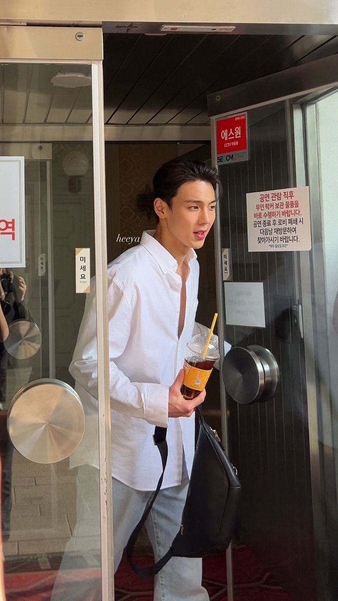 _131Cosmos's tweet photo. The fact that he's even more handsome in person makes me feel insane. Like he's unreal
#SHOWNU #셔누 https://t.co/FZPH2FkavX