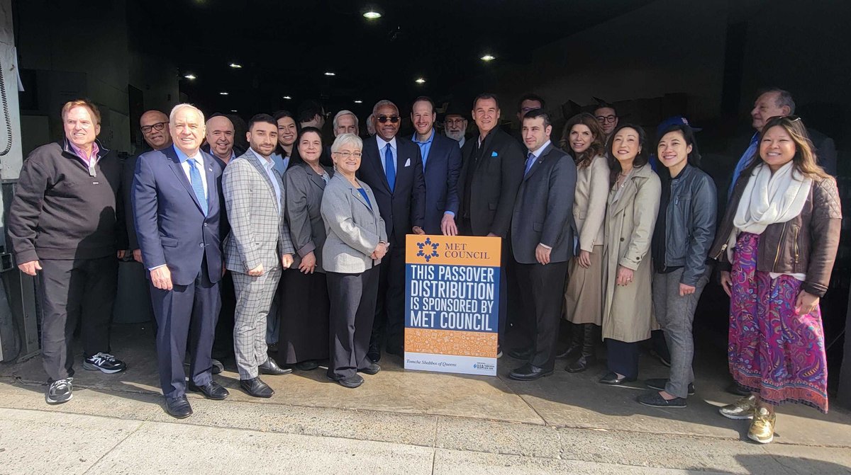 The @MetCouncil is the largest Jewish organization in this country devoted to fighting poverty. This morning, I joined them at the Tomchei Shabbos of Queens as they prepared boxes of food to be distributed to help needy families celebrate Passover.