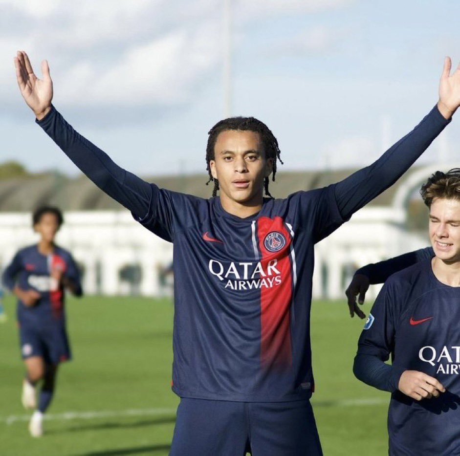 Ethan Mbappé scored a hat-trick today in a U-19 game against Dunkerque. Kylian was also present at the game, watching his brother. ❤️💙