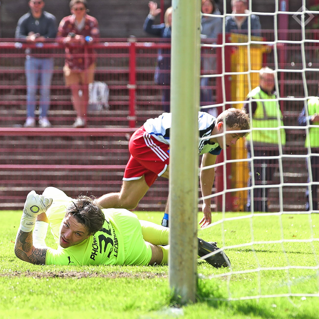 Beim fünften Spiel binnen 14 Tagen punktet unsere #U21 auch gegen den 1. FC Phönix Lübeck und bleibt damit ein weiteres Mal und insgesamt zum achten Mal in Folge ungeschlagen: hsv.link/U21SpielPhoenix 👈

#nurderHSV #HSVYoungTalents 

📸 Michael Schwarz