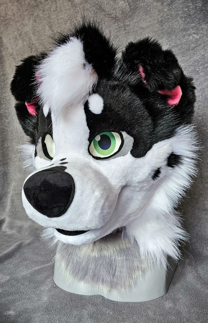 I'm considering taking one head only or partial commission. Turn-around time would be three months for a head and four months for a partial. Head base price is €2️⃣5️⃣0️⃣0️⃣ Partial base price is €3️⃣0️⃣0️⃣0️⃣ Canines are preferred☺️ Interested? Send me a DM!
