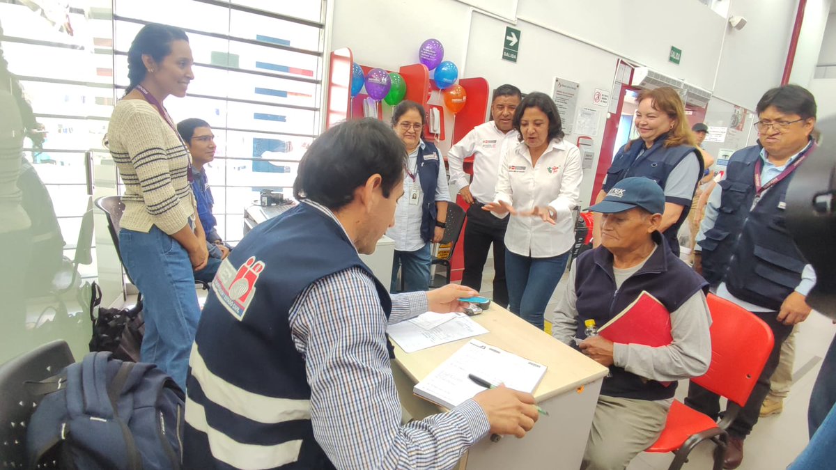 #VillaElSalvador | La gerente general del #Reniec, @VirginiaCachay, participó en el Segundo #Pagatón que organiza @MIDIS_Pension65, a nivel nacional, con la finalidad de acercar los servicios que brinda el Estado a los adultos mayores, entre ellos, trámites de identificación.