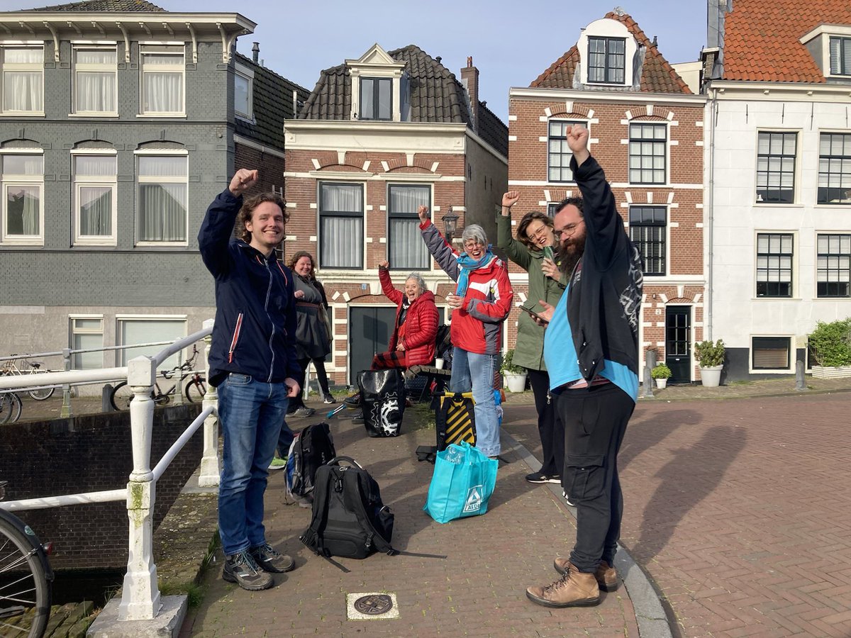 Na de blokkade van de weg voor het Provinciehuis in Haarlem zijn de 4 van de 5 arrestanten die de nacht op de weg door doorbrachten super snel vrijgekomen. Een 5e ging NN, maar kwam ook snel vrij. RSTS ving ons liefdevol op en lieten Wienen die voorbij kwam met rust.

#TataDicht