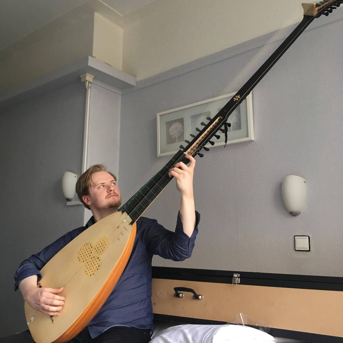 e_cunningham's tweet image. If you read the first installment of "Destiny Muse" on my Facebook author page and wondered what a theorbo looks like, here you go.

Here's the link to my page:
facebook.com/ElaineCunningh…