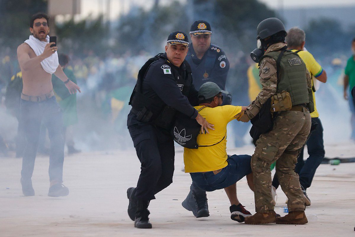 @Fabiano17342897 Isso é participar de golpe ? Ele estava de férias, mesmo assim , após ser acionado vestiu sua farda e foi para o combate, prendeu vandalos , foi gravemente ferido no combate , e mesmo assim, se manteve até o fim da missão . Não confundam as pessoas que tem culpa com os