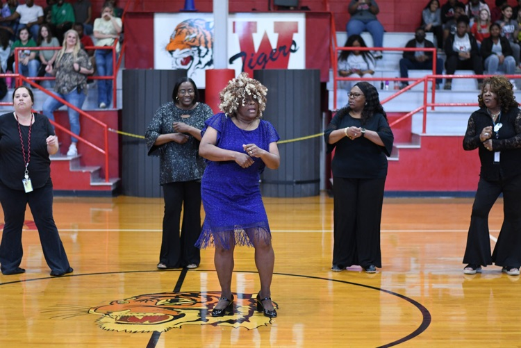 WinonaDistrict's tweet photo. The students at WES will rock their tests! Such an exciting pep rally for grades 3-6! Thank you to the WHS cheerleaders, dance team, the drum line, and especially to the MSU football players for pepping the students up! #RockThatTest #TheTigerWay https://t.co/OGBOax2khx