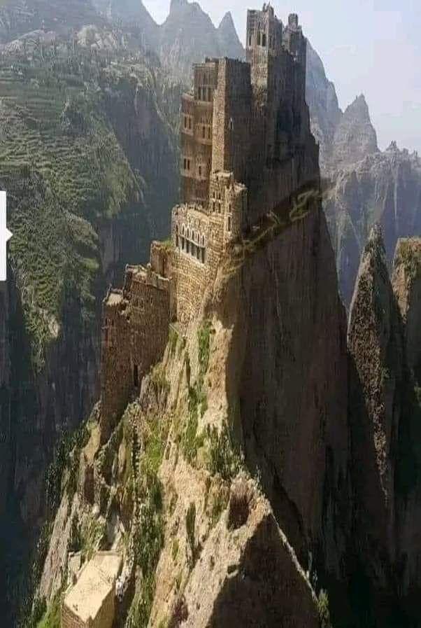 Dünyanın en büyük harikalarından biri Yemen'deki Shagroof Dağı'nın kalesidir.