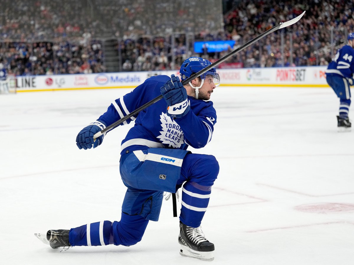 Auston Matthews extended his goal streak to 8 games (10 G, 3 A), tying Sam Reinhart for the longest streak in the #NHL this season. #LeafsForever