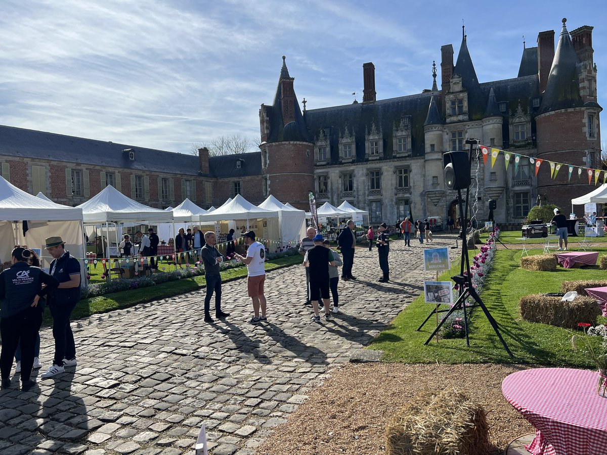 vdemontchalin's tweet photo. ☀️ J’étais ce week-end : 

-  Aux côtés des élus de la communauté de communes des Portes euréliennes Ile-de-France pour l’inauguration de leur nouveau siège à #Epernon. Une belle réalisation au service de la population ! 🏫

-  Aux côtés des producteurs d’Eure-et-Loir pour les 20 ans de la  marque « Terres d’Eure-et-Loir » au château de #Maintenon. Un bel événement en l’honneur de producteurs engagés (pour leur territoire) ! 🌾

-  Aux côtés des champholois pour la 5ème édition du salon des petits producteurs #TerroirDeFrance. De belles découvertes gastronomiques ! 🍽️

Encore de belles journées en circonscription !