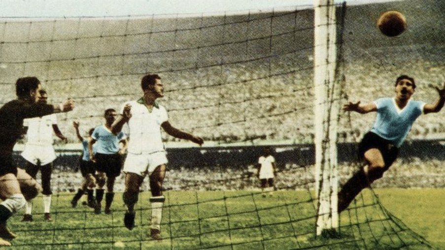 1950 - Schubert Gambetta 🎂 was the one to catch the ball when Uruguay beat Brazil to win the World Cup in Maracana [🇧🇷 1-2 🇺🇾] 

• His teammates were momentarily horrified as they hadn't heard the final whistle
