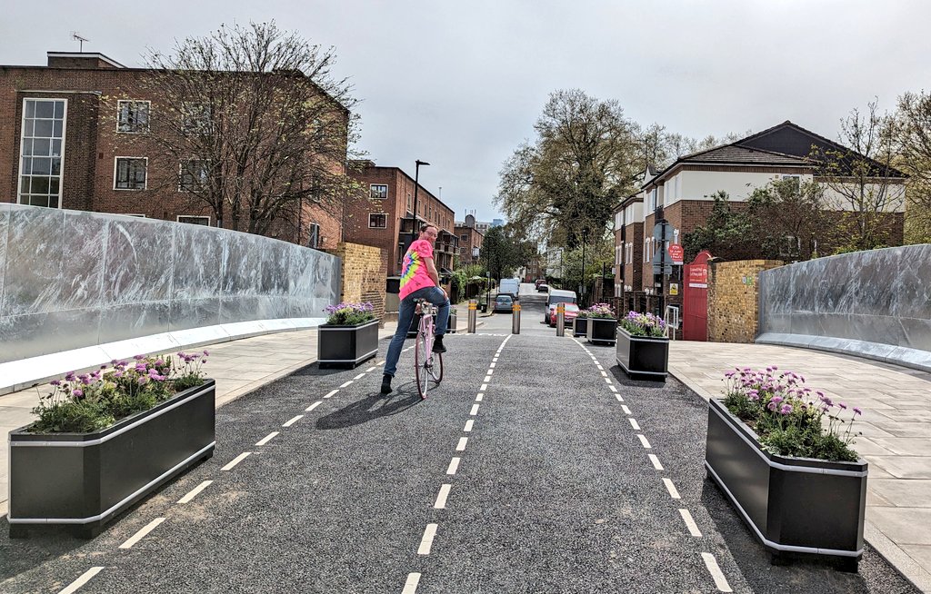 ICYMI - brand new Kingsbury Bridge on Cycleway 1 is open for business and it's bloomin' 🪻🌷. No more horrid diversion (lessons to be learnt) owing to a swift demolition and rebuild by @networkrail @IslingtonBC and a little nagging from us 😅. Great investment for our future 🚸🚲