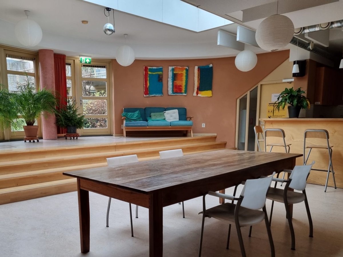 Het projecthuis van De Kersentuin is op werkdagen te huur.
Kleine ruimte: circa 35 m2, voor vergaderingen of consulten tot 8 personen.
Grote ruimte: circa 70 m2 met een keuken, voor plm 20 personen. Beamer en scherm aanwezig.
Niet voor privé-bijeenkomsten.
kersentuin.nl/meer-informati…