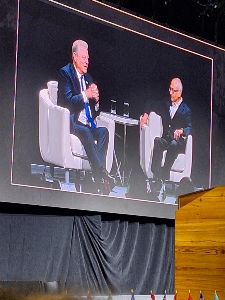 A former @VP AND a former @WhiteHouse #ChiefofStaff in the flesh! @algore and @johnpodesta @ClimateReality 🌏 @javitscenter