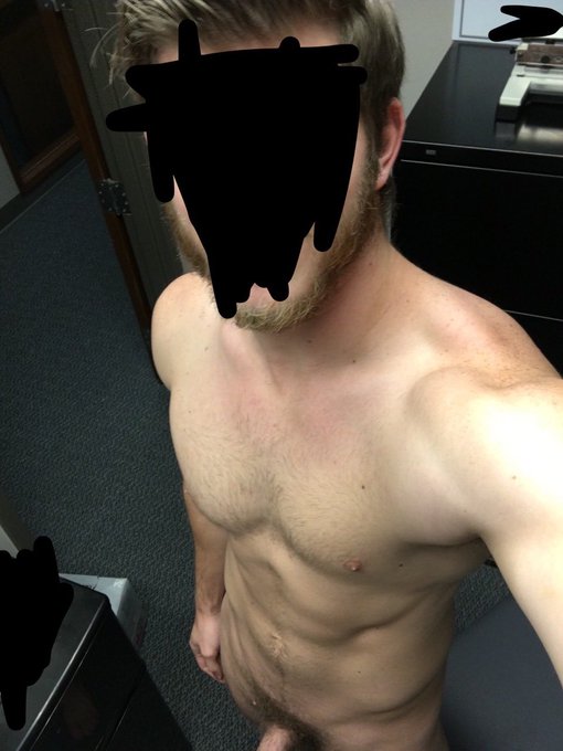 Omg I found this old pic from my Tumblr in like 2017. Everyone in the office had gone home for the day