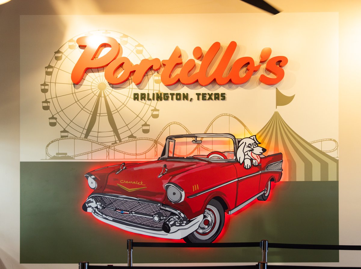 At Portillo’s we love creating unique murals based our local communities. In Arlington, Texas, guests can delight in our Chicago-style eats while admiring Pokey the dog riding a Six Flags-inspired rollercoaster. Thanks to our partners @rightwaysigns