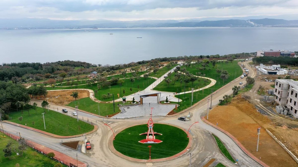 Bölgemizin cazibe merkezi haline gelen Darıca Millet Bahçesi’nde, Kocaeli Büyükşehir Belediyemiz ile birlikte çalışmalarına devam ettiğimiz 3. Etap alanını ziyaret ederek incelemelerde bulunduk. İçerisinde barındırdığı dinlenme alanları, kafeteryası, Millet Kıraathanesi ve eşsiz…