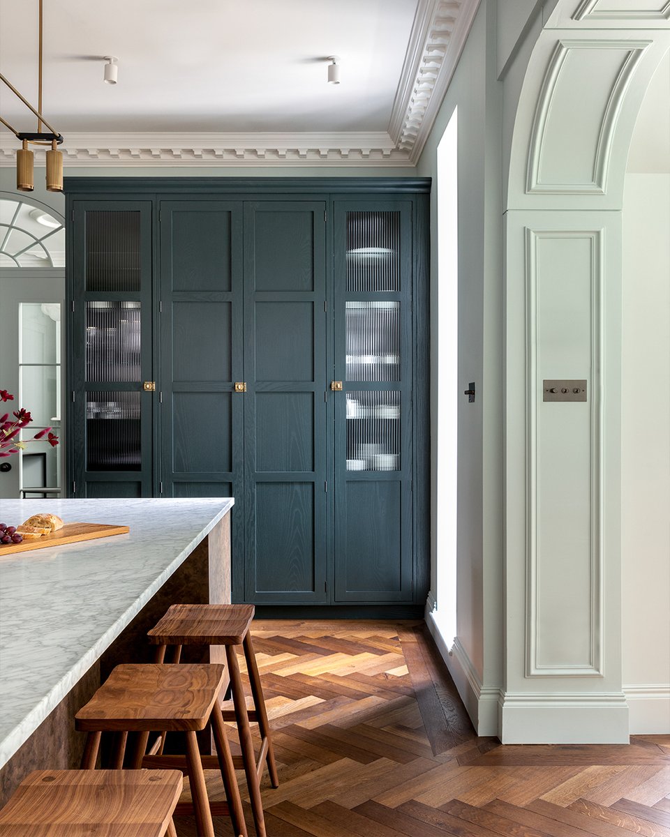 Embark on a journey of bold transformation! The design scheme has revitalised this kitchen while preserving its architectural charm. Bronze accents on the island & fluted glass cabinet doors enhance the uniqueness of the space! #KitchenInspo #luxurydesign l8r.it/5398