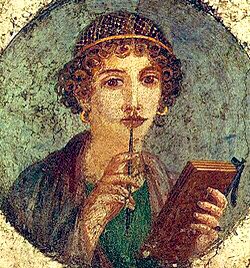 Le poème que vous allez lire a été écrit par une poétesse de l’antiquité grecque, entre le VIIe et le VIe siècle avant JC. Cette poétesse s’appelait Sappho, et sa célébrité était immense. Il ne nous reste hélas que quelques fragments de son œuvre. Ce texte est le seul complet…