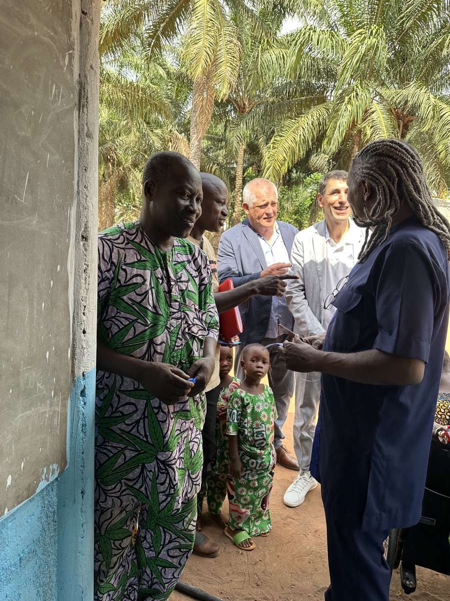 Orphelinat de Kitigbo Benin. Avec les autorités. Unis et universels au soutien des enfants.