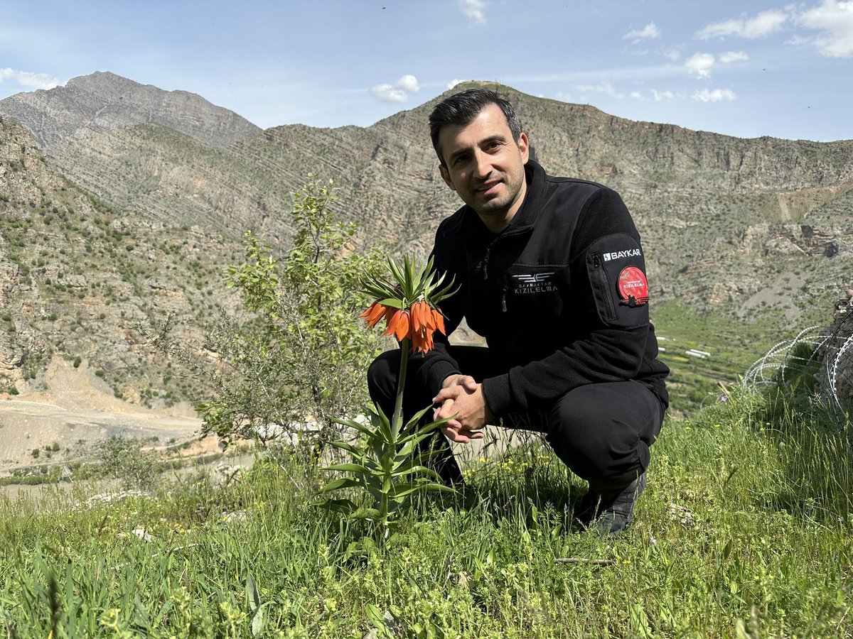 🔴 Selçuk Bayraktar, Bayraktar TB-2'nin katkılarıyla terörden temizlenen Hakkari Çukurca'da poz verdi.
