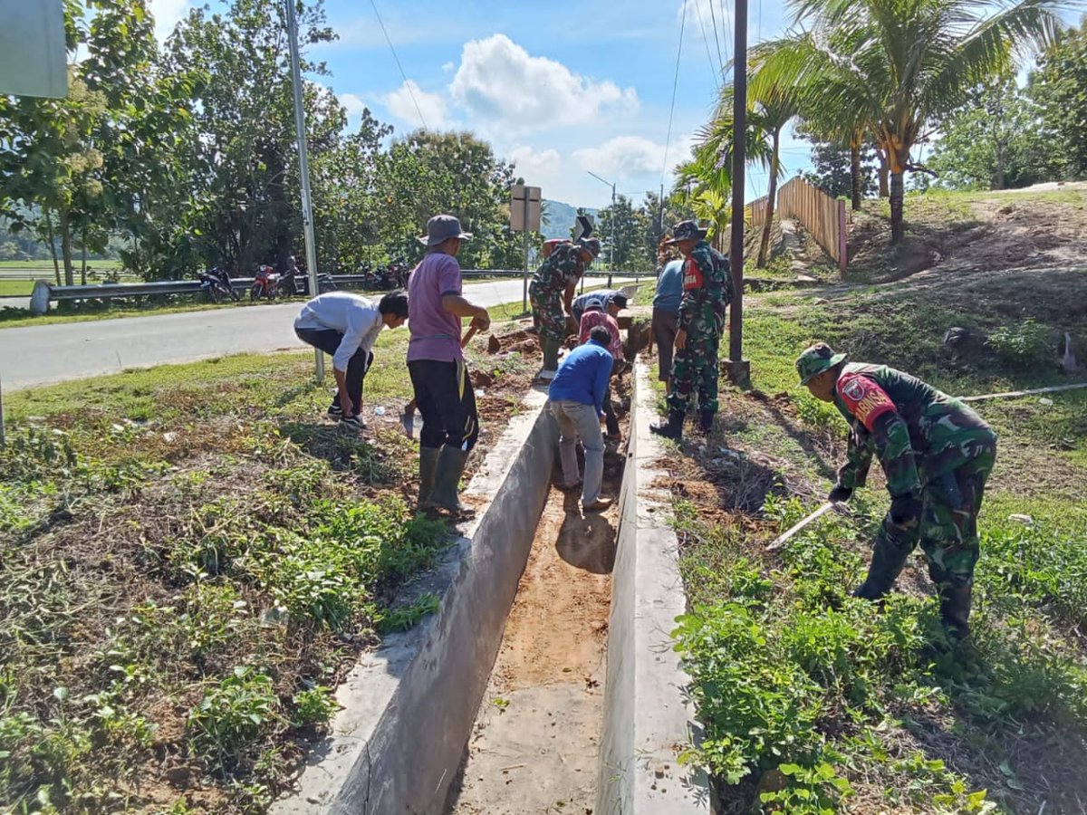 Babinsa Koramil 01/Rumbia Bersama Pemdes dan Masyarakat Kerja Bakti Bersihkan Saluran Air.

#TNIADMengabdiDanMembangunBersamaRakyat
#tni_angkatan_darat
#KodamHasanuddin