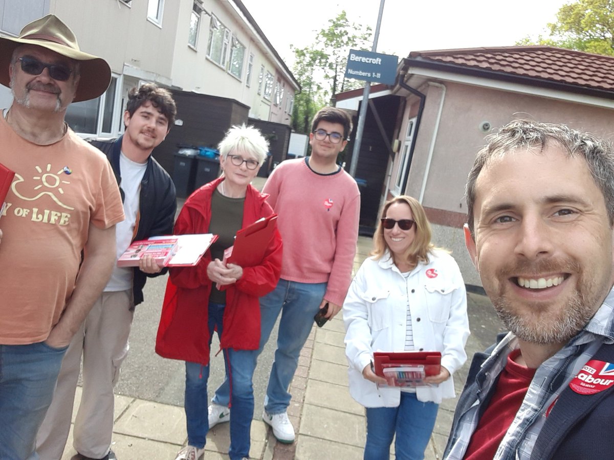 Second #LabourDoorstep of the day. This time in Berecroft with @HarlowLabour team! @nancycwatson @KayMorrison1 @JamesGriggs512 @AlexJKyriacou @essexlabour #Harlow