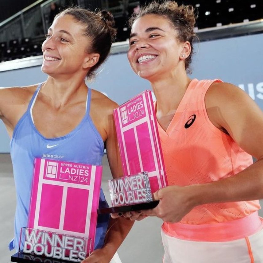 ERRANI VINCE E TROVA PAOLINI 🤯

Grande vittoria di Sara Errani 🇮🇹 all'ultimo turno di quali al WTA500 di Stoccarda.

La romagnola batte 7-6(8) 3-6 6-2 Kalinskaya 🇷🇺 (salvando 6 SP nel 1° set) ed entra nel main draw, dove al 1T sfiderà la sua compagna di doppio Jasmine Paolini 🇮🇹